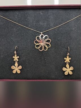 La'celet Jewelry Gallery Floral Pendant Necklace with Matching Dangle Earrings